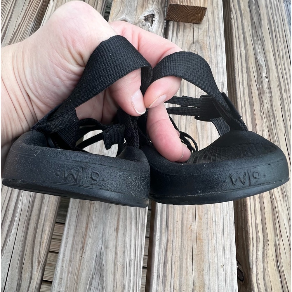 Chaco Cloud Black Strappy Toe Loop Athletic Sanda… - image 7